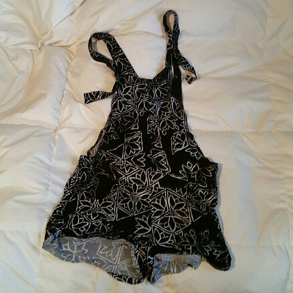 Mudd- B&W Lotus flower pattern overall/romper SM